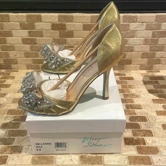 Betsy Johnson Gold LANDN Heels: BRAND NEW NEVER WORN - Picture 2 of 5